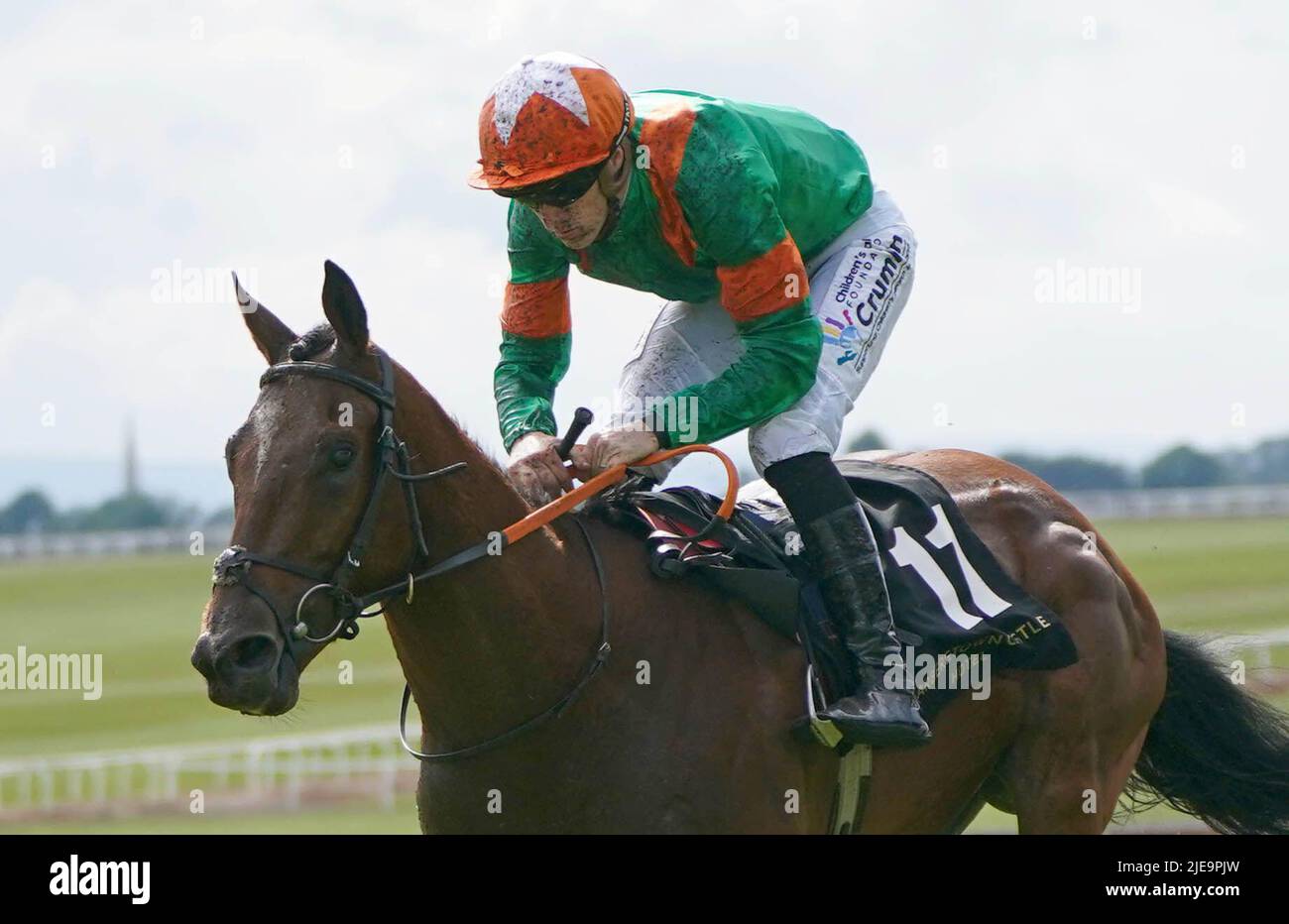 Autocroyance judée par le jockey William Lee sur le chemin de gagner le château de Barberstown Irish EBF Median Auction Maiden pendant la troisième journée du Festival Dubai Duty Free Irish Derby au Curragh Racecourse dans le comté de Kildare, en Irlande. Date de la photo: Dimanche 26 juin 2022. Banque D'Images