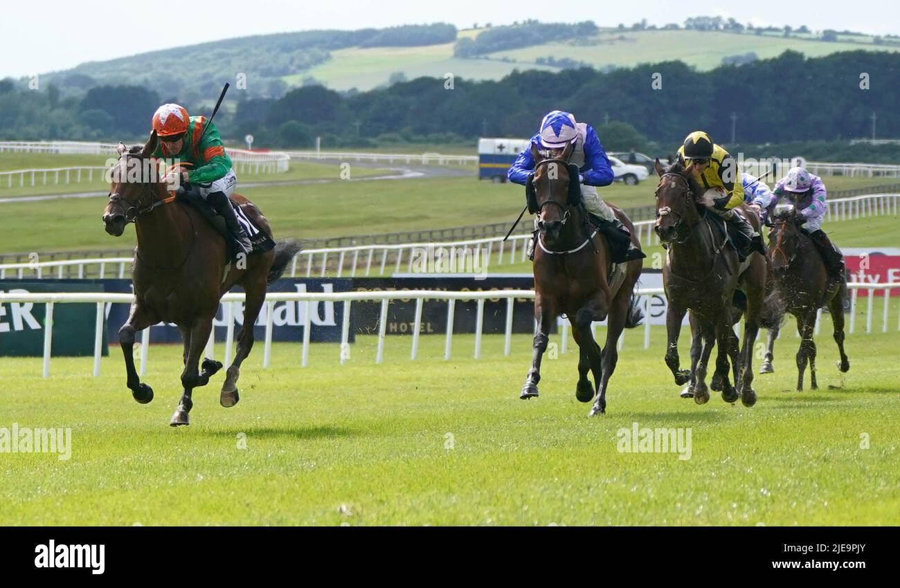 Self croyance (à gauche), criée par le jockey William Lee sur le chemin de gagner le château de Barberstown Irish EBF Median Auction Maiden pendant le troisième jour du Festival Dubai Duty Free Irish Derby Festival à l'hippodrome de Curragh dans le comté de Kildare, en Irlande. Date de la photo: Dimanche 26 juin 2022. Banque D'Images
