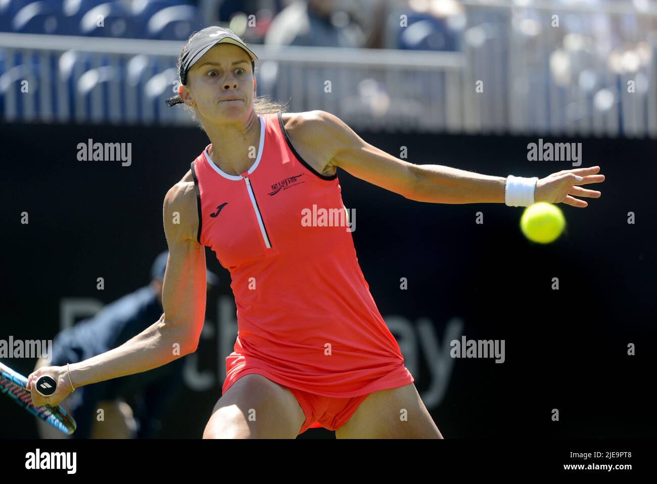 Magda Linette (Pologne) battant Alison Riske (États-Unis) lors de leur deuxième match sur le court central au Rothesay International tennis, Devonshire Park, E Banque D'Images