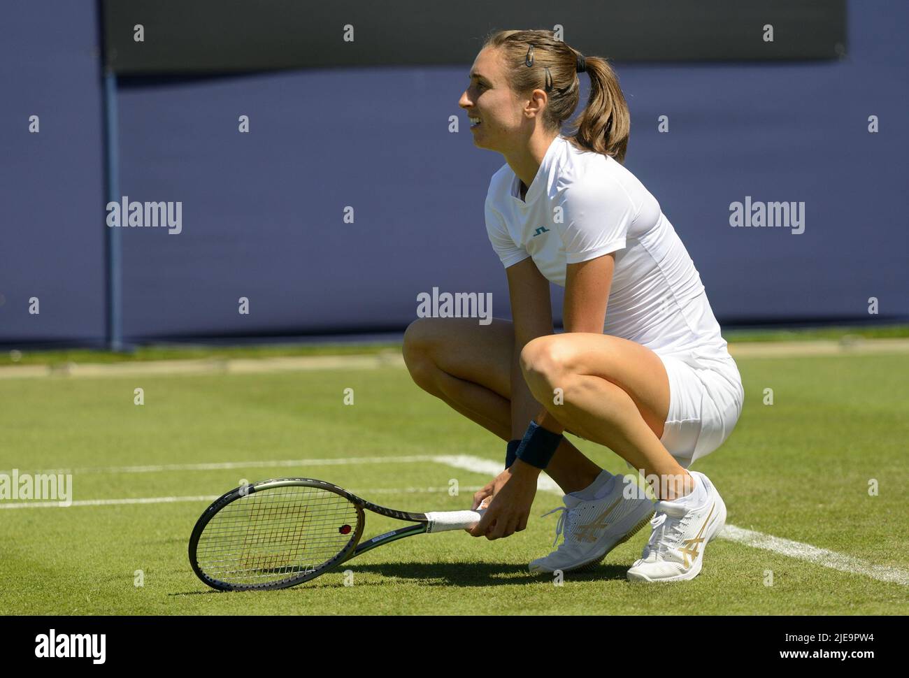 Petra Martic (Croatie) perdant à Jodie Burrage (GB) dans leur premier match rond sur le court 2 au Rothesay International tennis, Devonshire Park, Eastb Banque D'Images