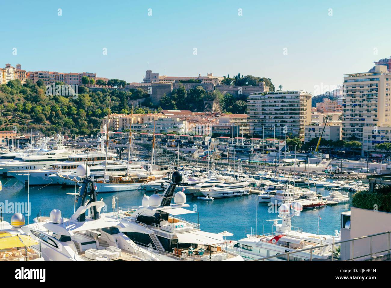 Monaco, 2022.06.10: Vue en grand angle du port et de la ville de Monaco. Banque D'Images