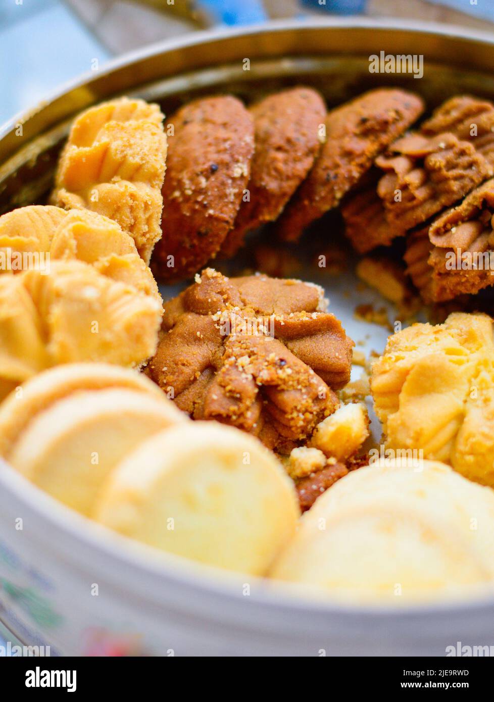 Gros plan de délicieux biscuits aux saveurs mélangées dans un récipient rond. Banque D'Images