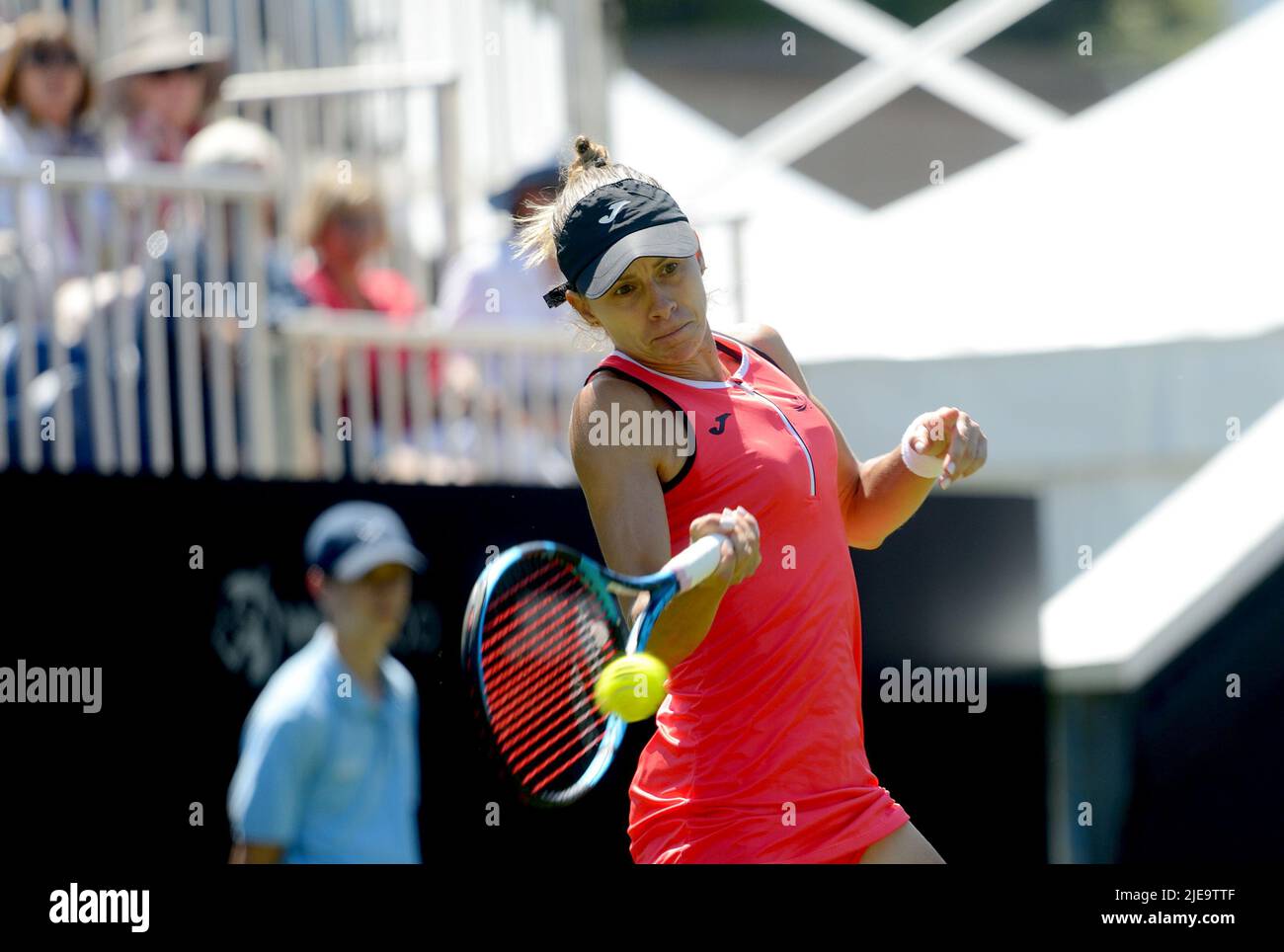 Magda Linette (Pologne) battant Alison Riske (États-Unis) lors de leur deuxième match sur le court central au Rothesay International tennis, Devonshire Park, E Banque D'Images