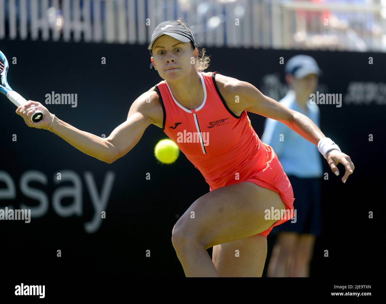 Magda Linette (Pologne) battant Alison Riske (États-Unis) lors de leur deuxième match sur le court central au Rothesay International tennis, Devonshire Park, E Banque D'Images