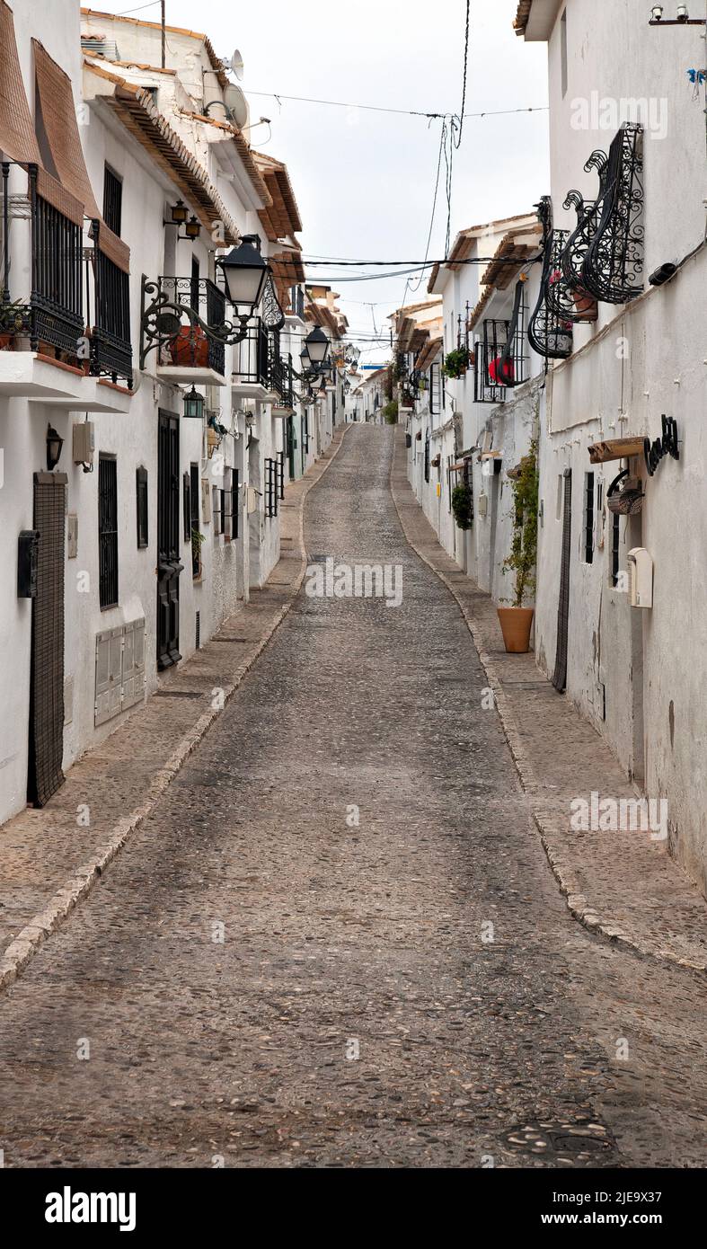Rues avec maisons blanches de la belle vieille ville d'Altea sur la Costa Blanca d'Espagne. Banque D'Images