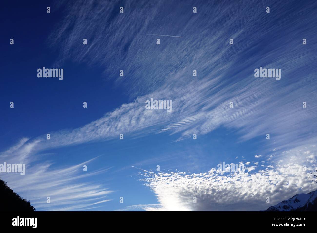 formation inhabituelle de nuages dans le ciel bleu Banque D'Images