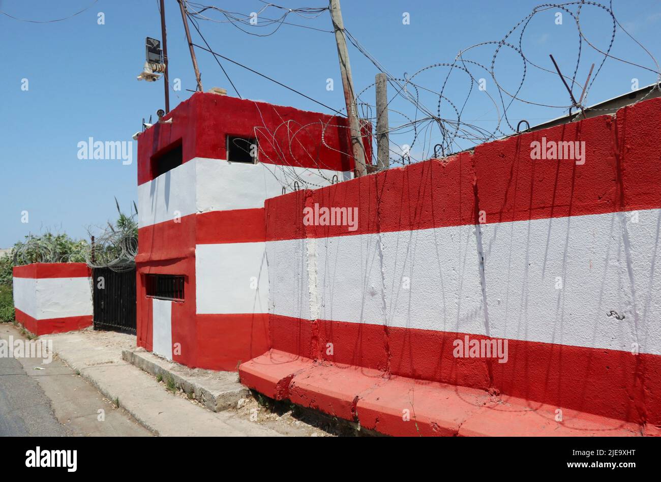 Poste de contrôle de l'armée libanaise à Naqoura, au Sud-Liban, près de la frontière avec Israël, 25 juin 2022. Les eaux voisines sont contestées entre les deux pays, car Israël et le Liban revendiquent à la fois environ 860 kilomètres où se trouve une vaste réserve de gaz offshore d'une valeur de milliards de dollars. Les pourparlers indirects entre le Liban et Israël ont été bloqués l'année dernière après que Beyrouth ait exigé que la frontière qui sépare les champs, appelée ligne 23, soit poussée plus au sud jusqu'à la ligne 29, ajoutant environ 1 400 kilomètres carrés à sa revendication, y compris une partie du champ gazier appelé Karish, Ce qu'Israël prétend également. Pendant ce temps, Banque D'Images