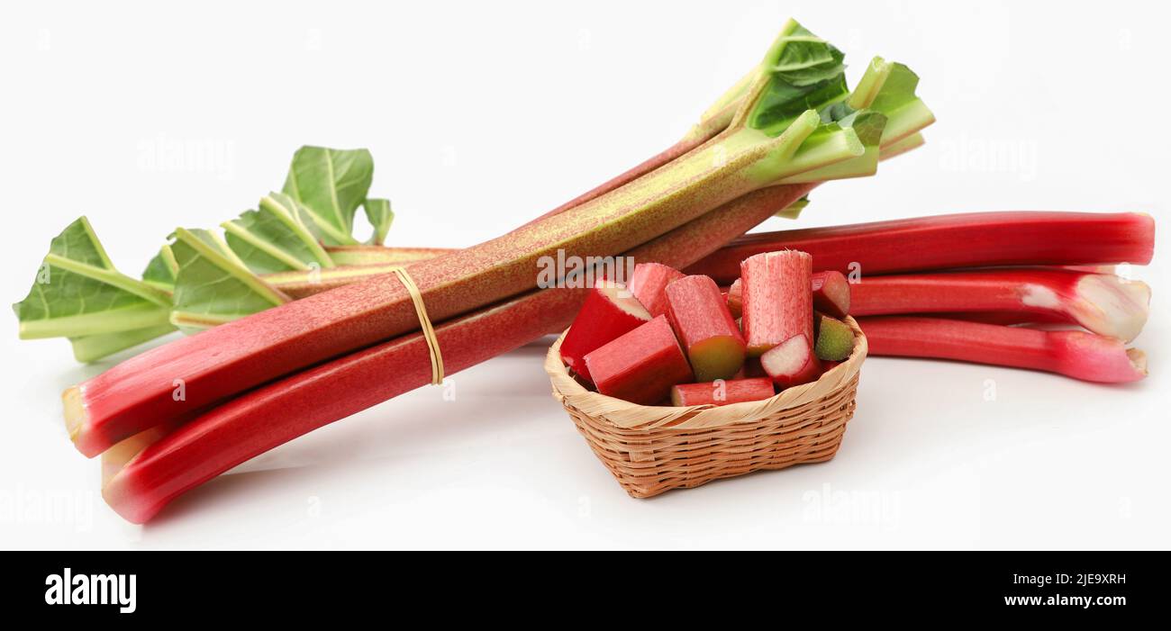 Rhubarbe fraîche sur fond blanc Banque D'Images