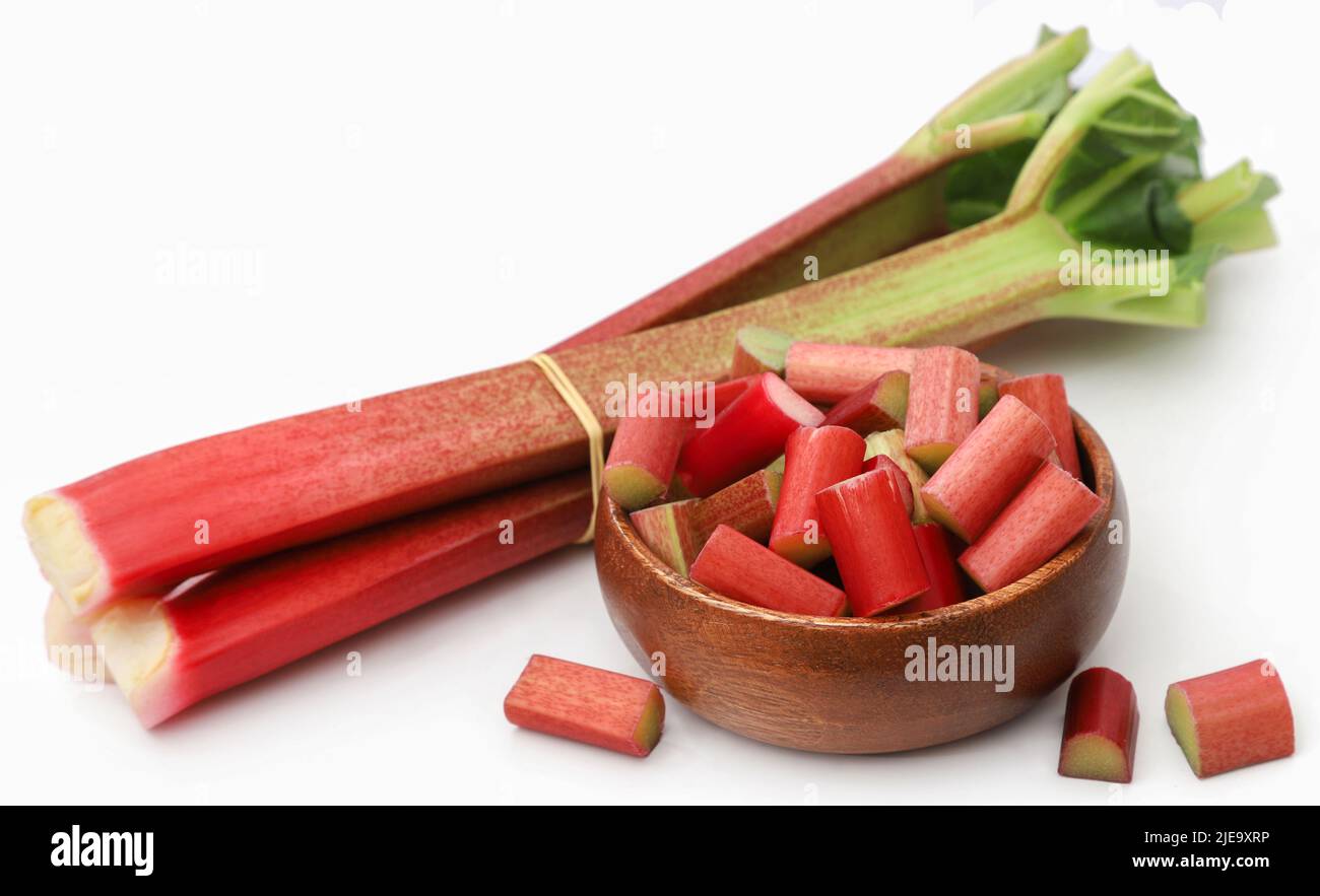 Rhubarbe fraîche sur fond blanc Banque D'Images