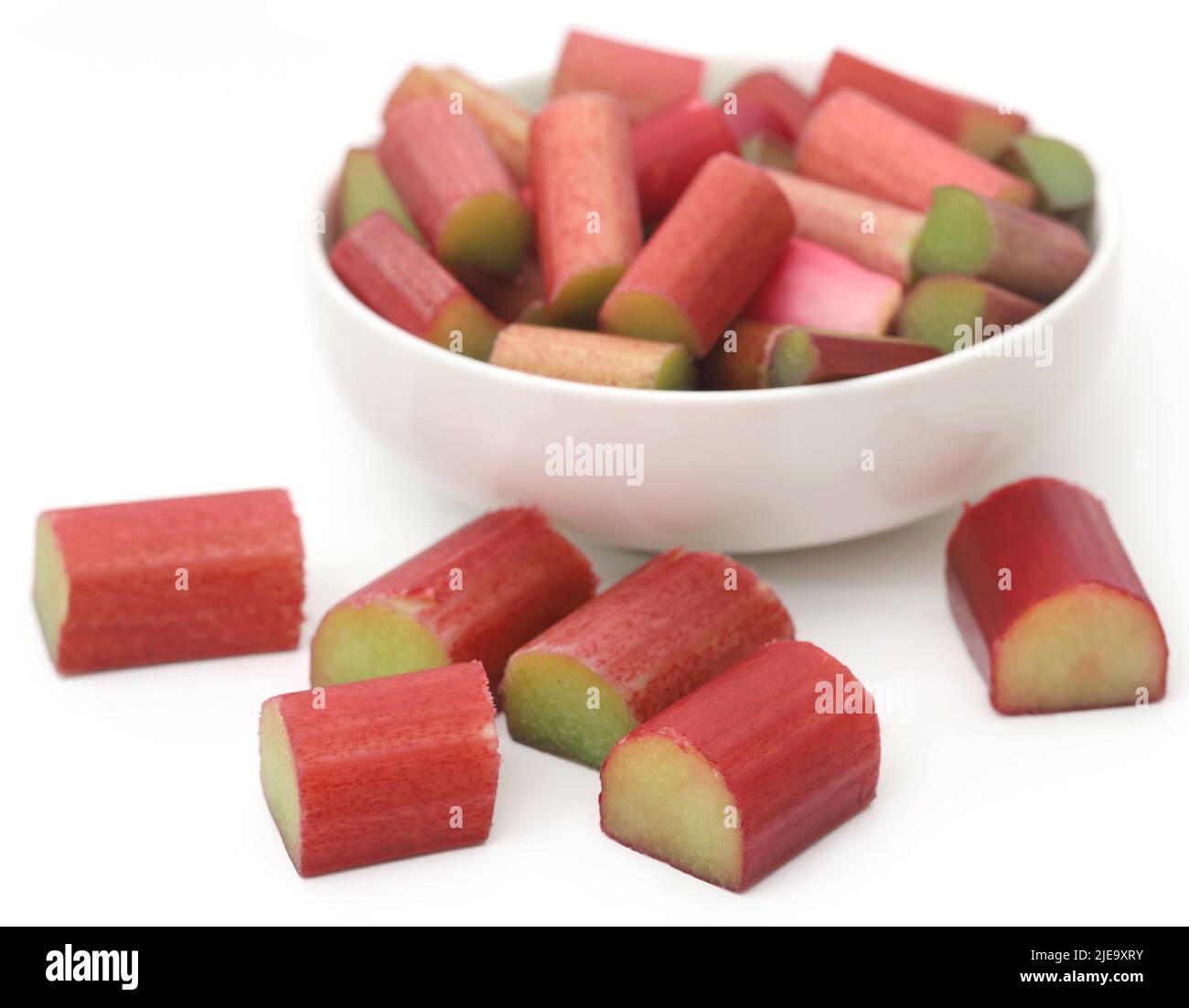 Rhubarbe fraîche sur fond blanc Banque D'Images