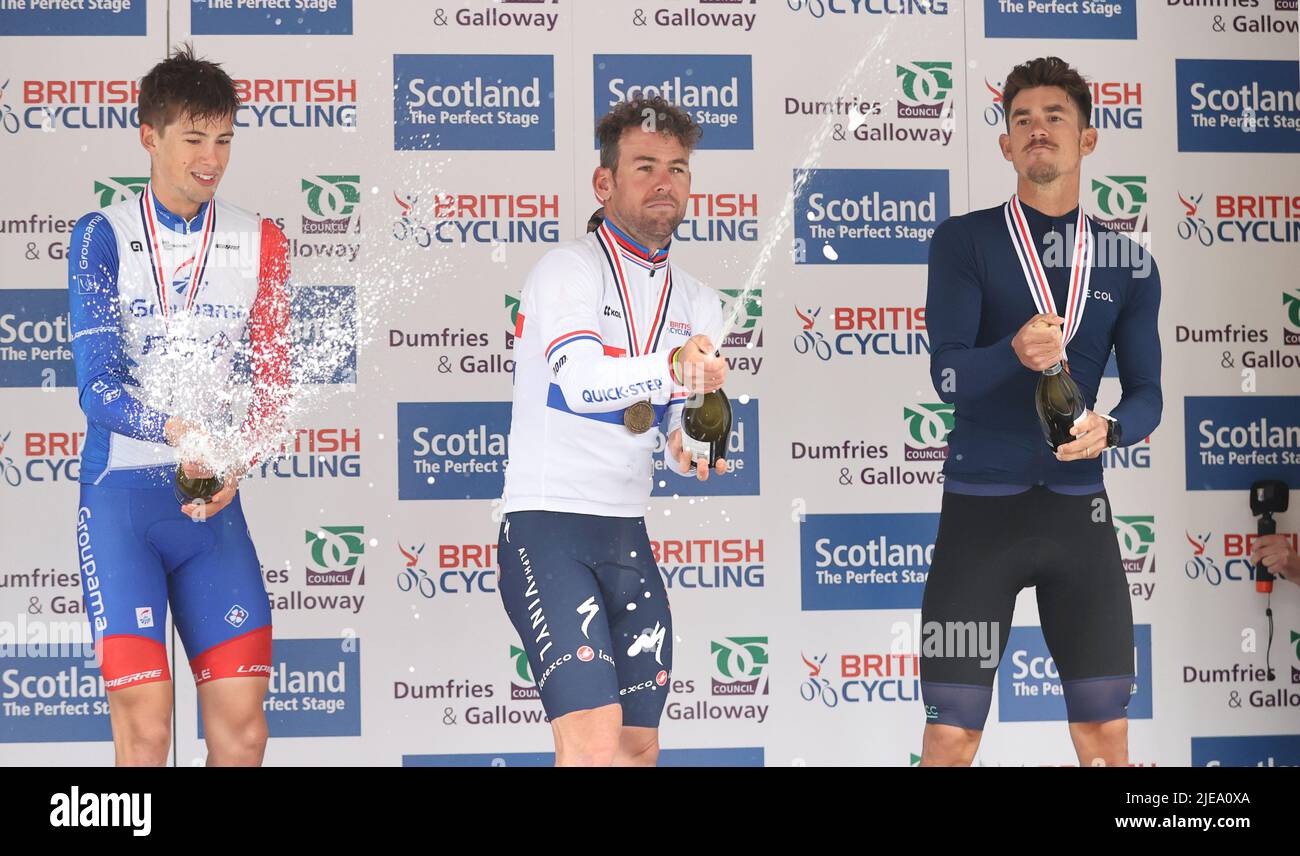 (De gauche à droite) Sam Watson, qui a gagné l'argent, Mark Cavendish, qui a gagné l'or, et Alexander Richardson, qui a gagné le bronze, célèbrent après la course sur route des championnats nationaux britanniques de 2022, à Castle Douglas. Date de la photo: Dimanche 26 juin 2022. Banque D'Images