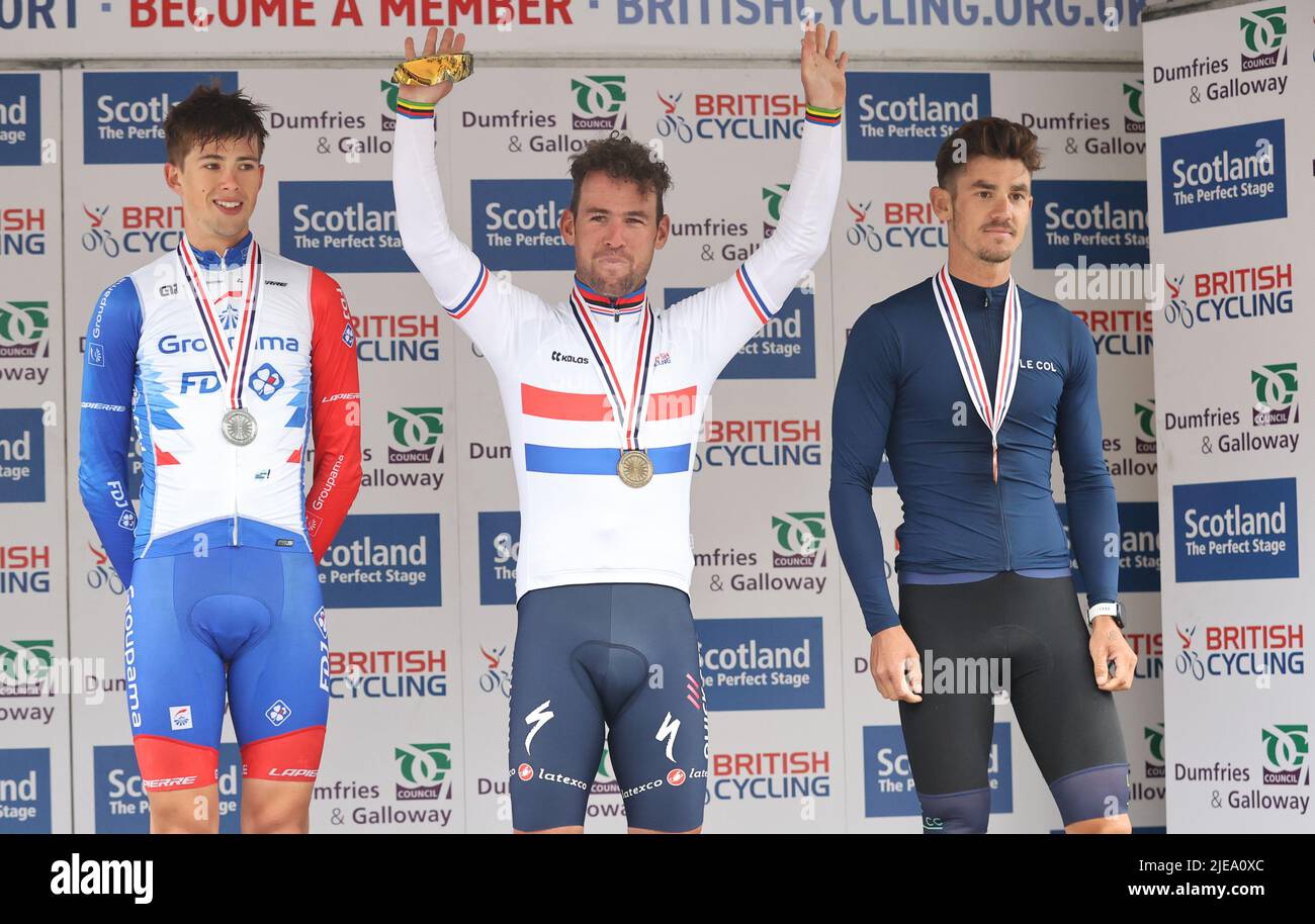 (De gauche à droite) Sam Watson, qui a gagné l'argent, Mark Cavendish, qui a gagné l'or, et Alexander Richardson, qui a gagné le bronze, célèbrent après la course sur route des championnats nationaux britanniques de 2022, à Castle Douglas. Date de la photo: Dimanche 26 juin 2022. Banque D'Images