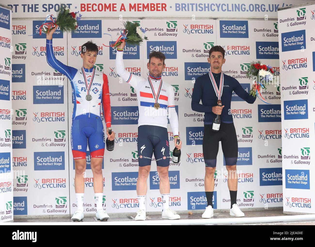 (De gauche à droite) Sam Watson, qui a gagné l'argent, Mark Cavendish, qui a gagné l'or, et Alexander Richardson, qui a gagné le bronze, célèbrent après la course sur route des championnats nationaux britanniques de 2022, à Castle Douglas. Date de la photo: Dimanche 26 juin 2022. Banque D'Images