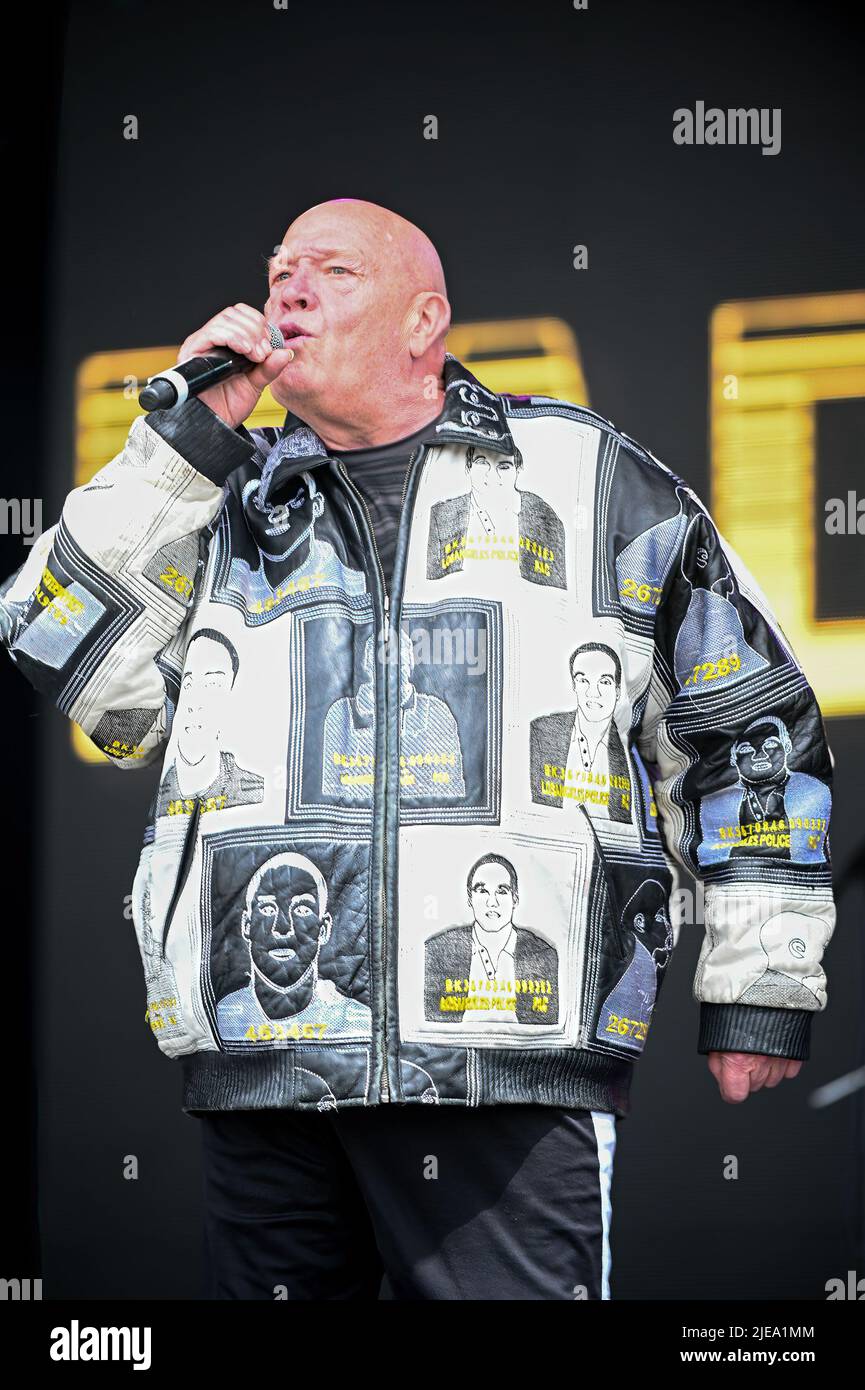 Leeds, Royaume-Uni. 25th juin 2022. Buster Bloodvaisseau se présentant avec Bad Manners au festival lets Rock Leeds 80s. Crédit : SOPA Images Limited/Alamy Live News Banque D'Images