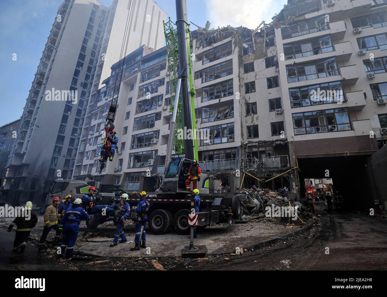 Kiev, Ukraine. 26th juin 2022. Les sauveteurs travaillent à proximité d'un bâtiment résidentiel endommagé, qui a été endommagé par une frappe de missiles par l'armée russe. À la suite de l'attaque du matin sur Kiev, une fusée a frappé une maison de neuf étages et sur le territoire de la maternelle. Six personnes ont été blessées. Une personne est décédée. La Russie a envahi l'Ukraine le 24 février 2022, déclenchant la plus grande attaque militaire en Europe depuis la Seconde Guerre mondiale (Photo par Sergei Chuzavkov/SOPA Images/Sipa USA) crédit: SIPA USA/Alay Live News Banque D'Images