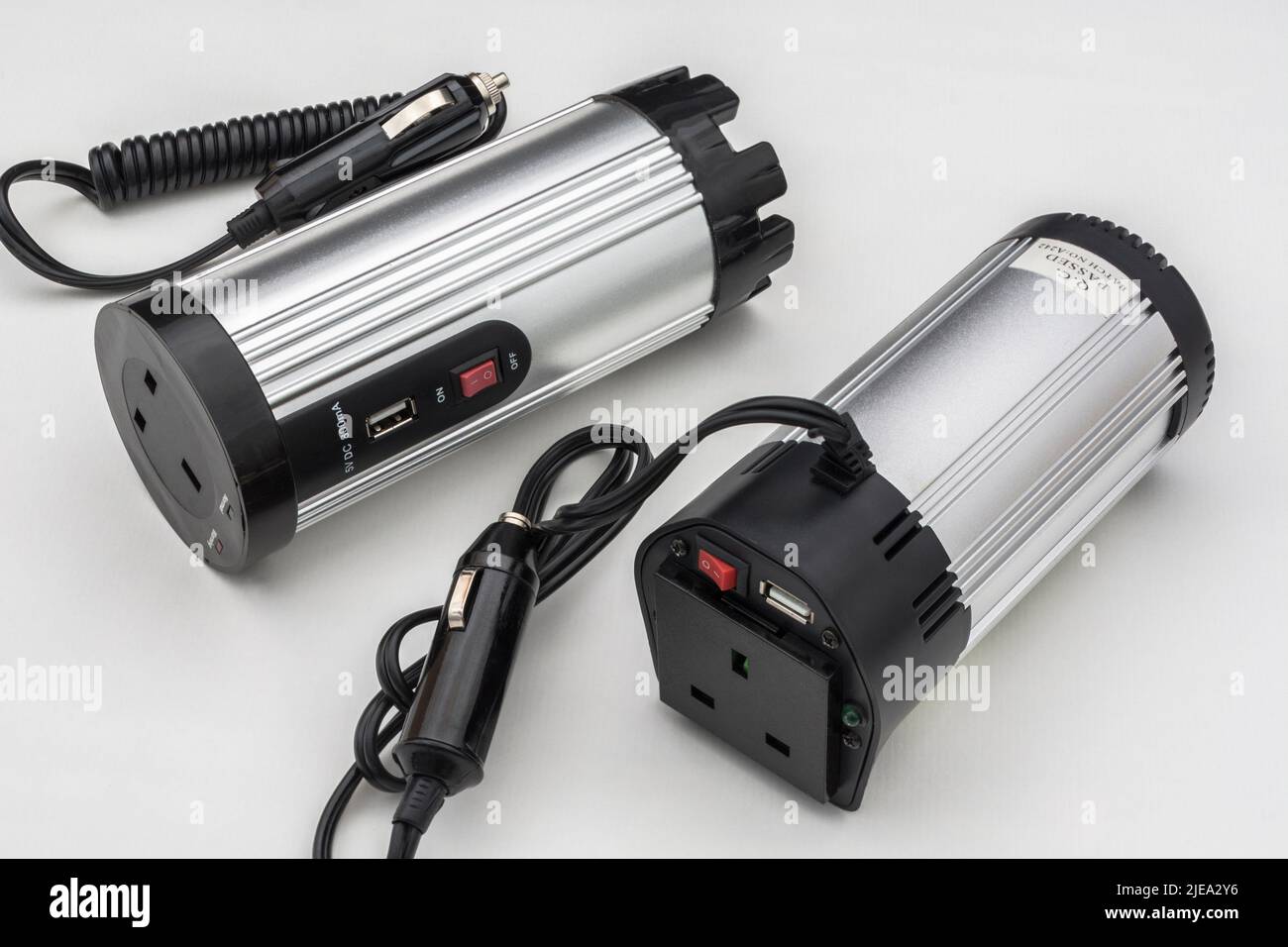 Allume-cigare de voiture B&Q 12V 150W / Watt convertisseur CC-CA (L/H) et Sakura Saxon modèle 150W (R/H). Prise secteur 3 broches + prises de charge USB Banque D'Images