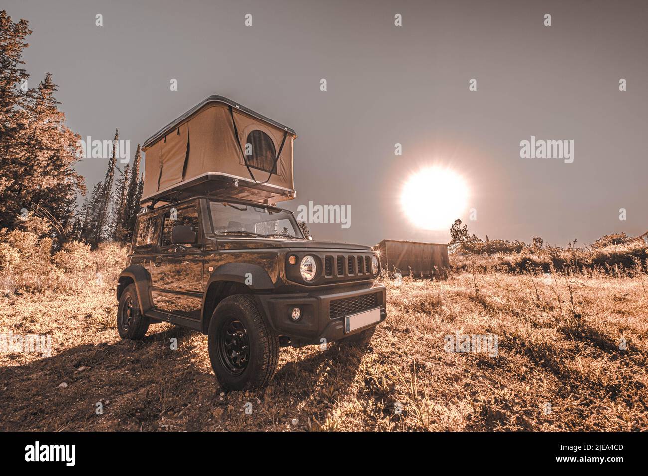 Escalade des montagnes hors route dans une voiture avec une tente sur le toit 4x4. Banque D'Images