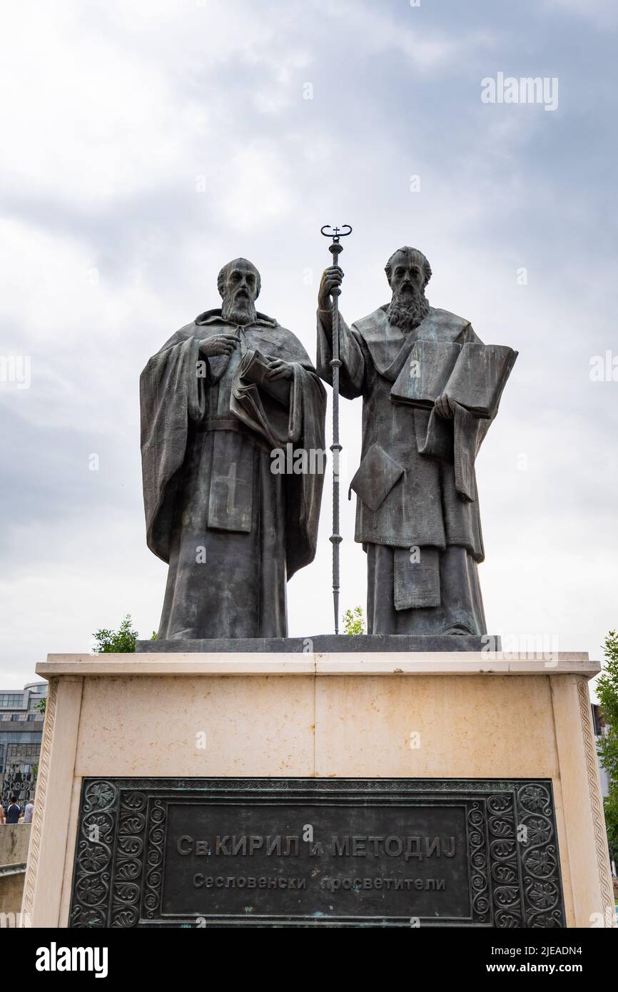 Statues Cyril et Methodius à Skopje, en Macédoine du Nord. Les deux frères sont théologiens byzantins et crédités pour concevoir l'alphabet glagolitique Banque D'Images