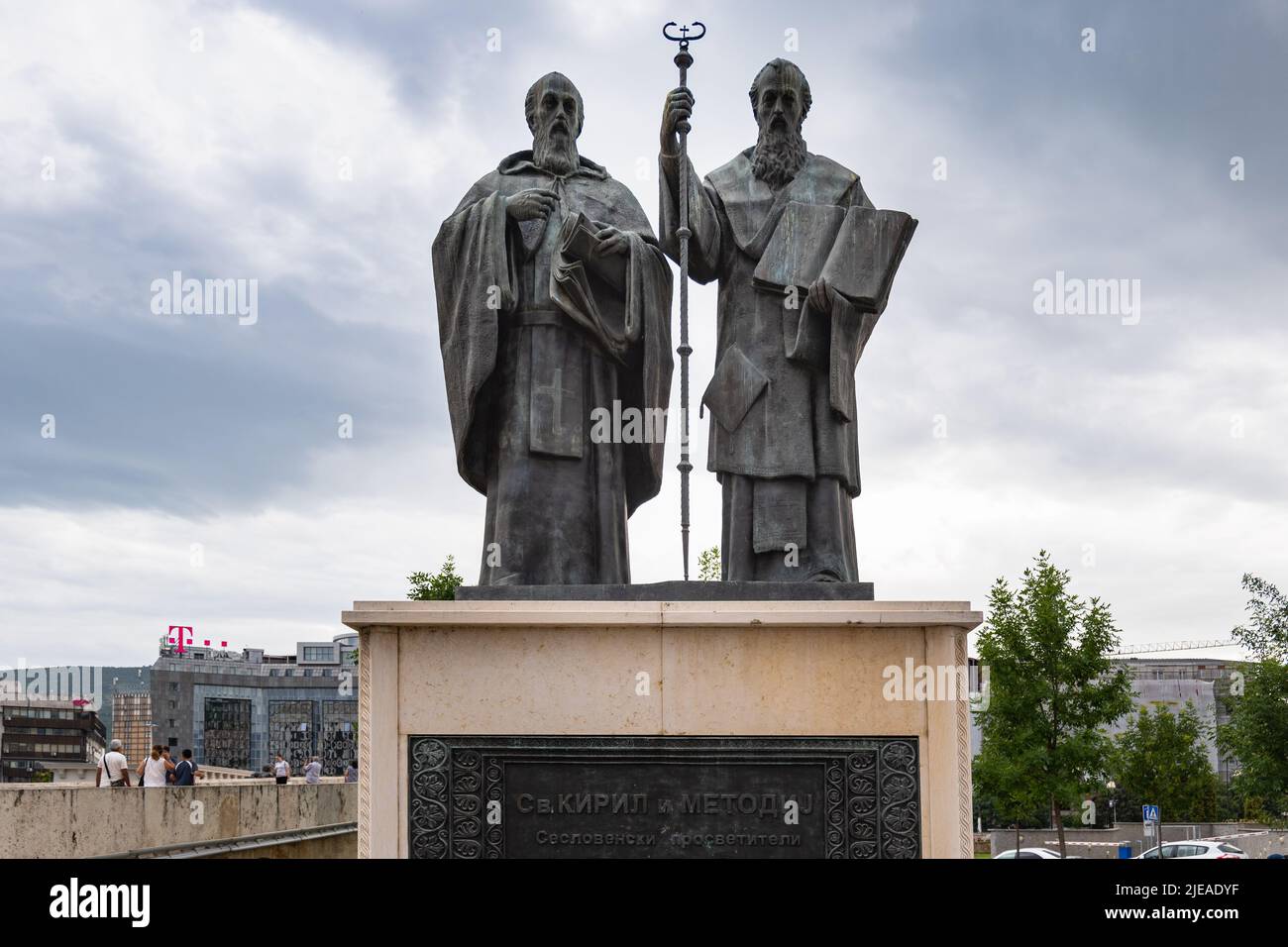 Statues Cyril et Methodius à Skopje, en Macédoine du Nord. Les deux frères sont théologiens byzantins et crédités pour concevoir l'alphabet glagolitique Banque D'Images