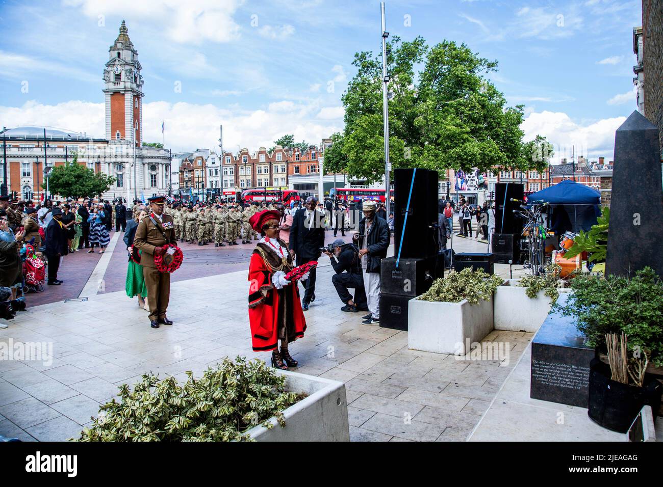 Londres, Royaume-Uni. 26th juin 2022. Le maire de Lambeth Pauline Akhere George a déposé une couronne de mémoire au Mémorial de la guerre des Caraïbes et des Africains, sur la place Windrush. La génération Windrush est des immigrants des Caraïbes et leurs descendants qui sont venus sur les côtes de la Grande-Bretagne le 22nd juin le jour où HMT Empire Windrush est arrivé aux docks de Tilbury en 1948. Crédit : SOPA Images Limited/Alamy Live News Banque D'Images