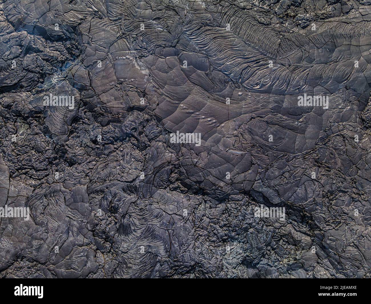 Structures de roche magma refroidie à l'obscurité vue d'en haut. Paysage volcanique en Islande sur la péninsule de Reykjanes. Roches d'un écoulement de lave après refroidissement d Banque D'Images