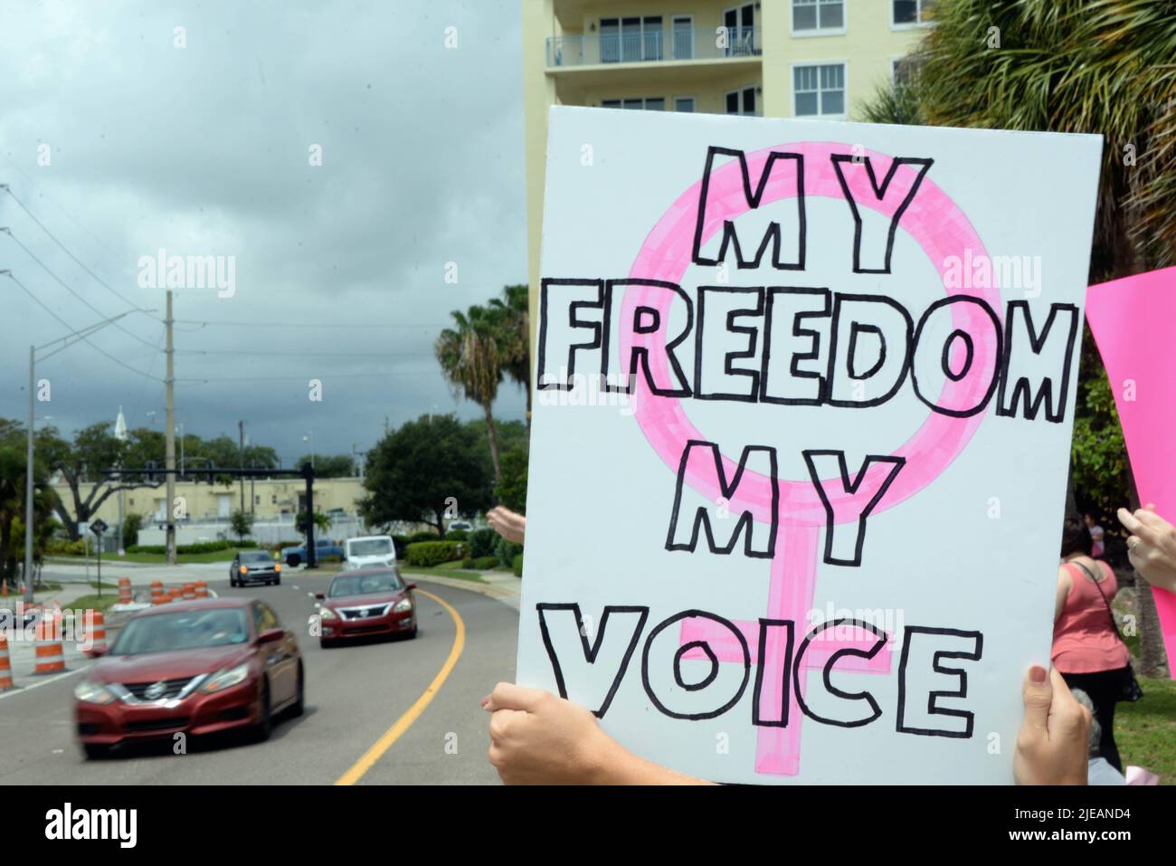 Melbourne, Comté de Brevard, Floride, États-Unis. 26 juin 2022. Les manifestants contre la décision de la Cour suprême des États-Unis (SCOTUS) de renverser Roe c. Wade se sont rassemblés sur la chaussée de l'eau Gallie POUR un rassemblement de femmes pour les droits en matière de reproduction et les personnes avec uteruses! Crédit : Julian Leek/Alay Live News Banque D'Images