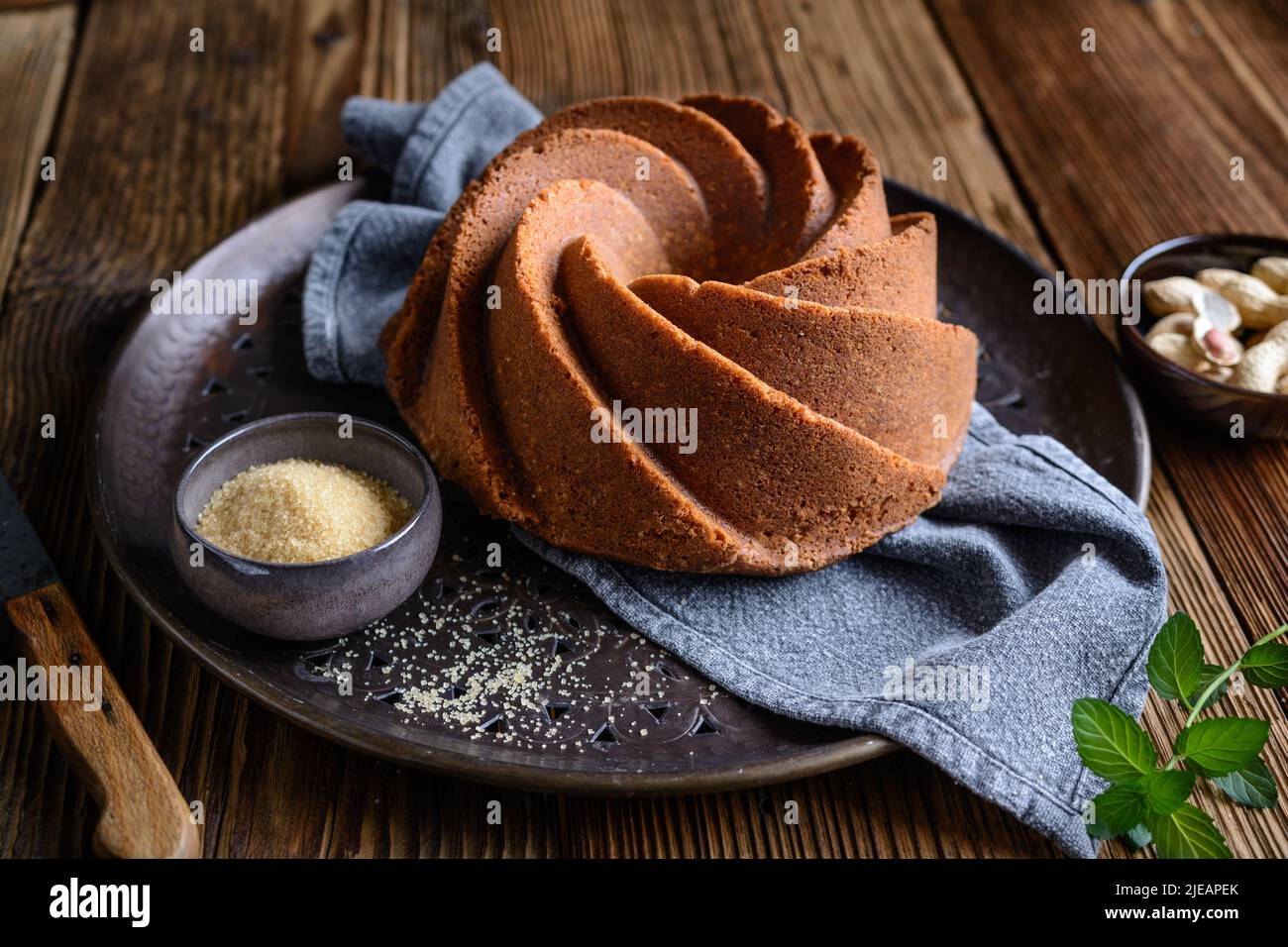 Délicieux gâteau sucré au beurre d'arachide sur fond de bois Banque D'Images