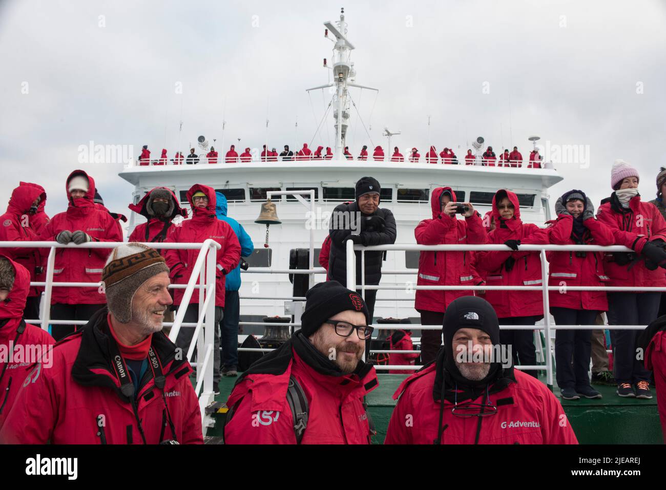 Touristes sur le pont de l'expédition du navire G Adventures alors qu'elle entre dans l'Antarctique du canal Lemaire Banque D'Images
