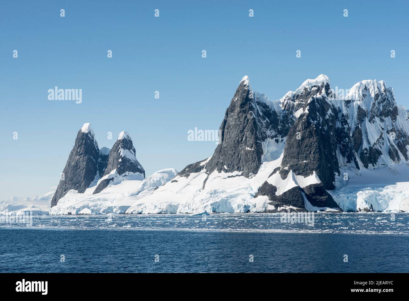 Montagnes à Lemaire Channel sur la péninsule antarctique Banque D'Images