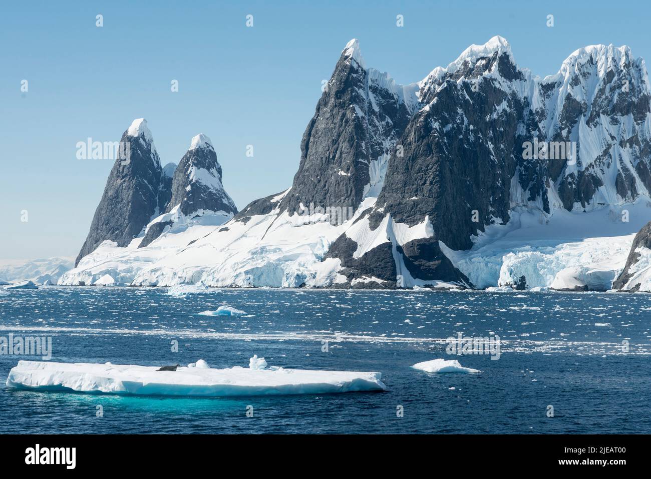 Montagnes à Lemaire Channel sur la péninsule antarctique Banque D'Images