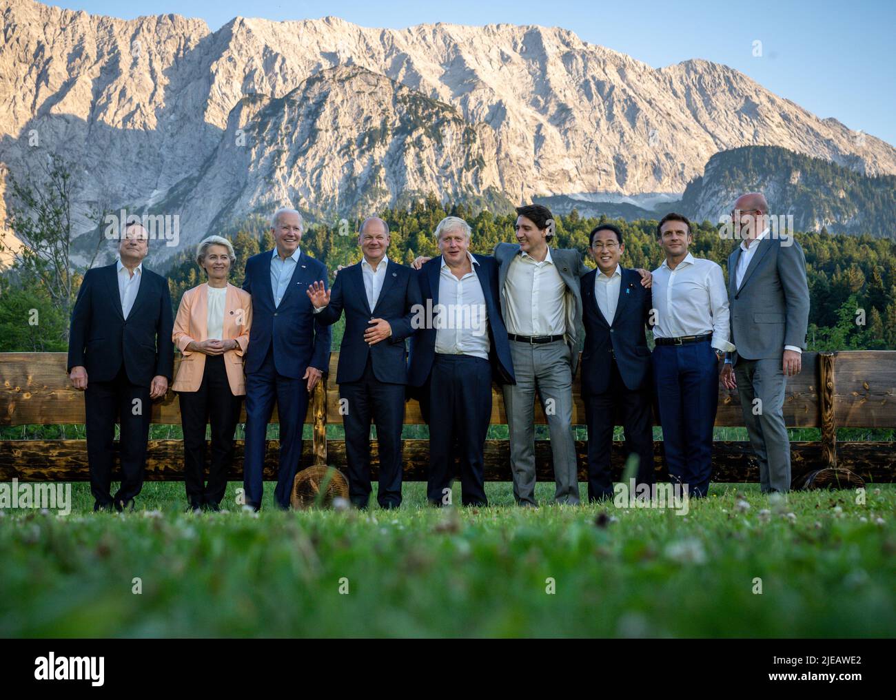 26 juin 2022, Bavière, Elmau: Les dirigeants se sont alignés pour une photo de groupe informelle au banc 'merkel - Obama' après le dîner à la réunion de G7 à Schloss Elmau. Mario Draghi, Premier ministre de l'Italie, Ursula von der Leyen, Président de la Commission européenne, Président des États-Unis Joe Biden, Chancelier allemand OLAF Scholz (SPD), Boris Johnson, Premier ministre de la Grande-Bretagne, Justin Trudeau, Premier ministre du Canada, Fumio Kishida, Premier ministre du Japon, Emmanuel Macron, Président de la France, Charles Michel, Président du Conseil de l'UE. L'Allemagne accueille le sommet de G7 des démocraties économiquement fortes. Le premier jour de Banque D'Images
