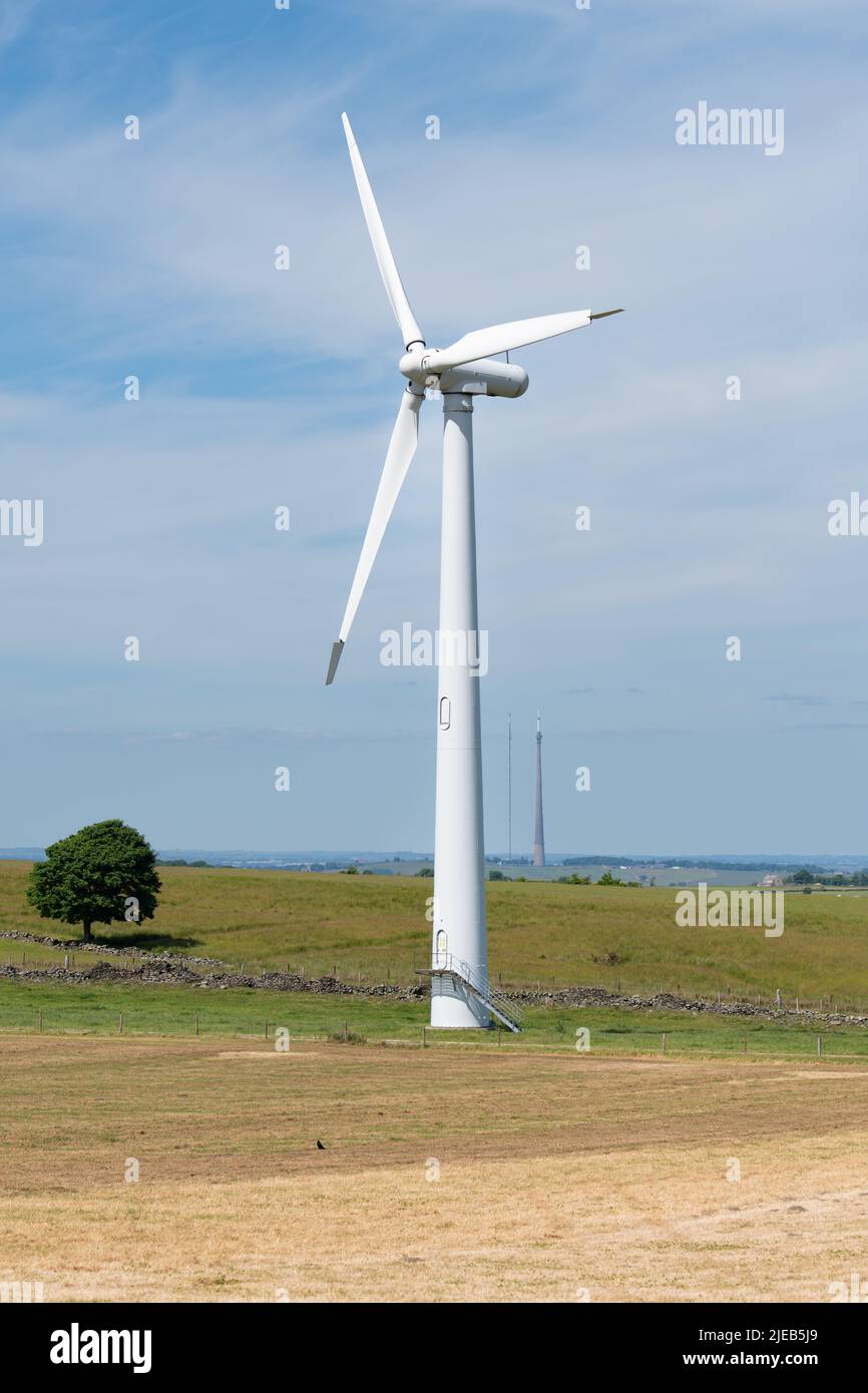 Parc d'éoliennes Royd Moor avec mât de télévision Emley Moor derrière, Penistone, Barnsley, Yorkshire du Sud, Angleterre, ROYAUME-UNI Banque D'Images