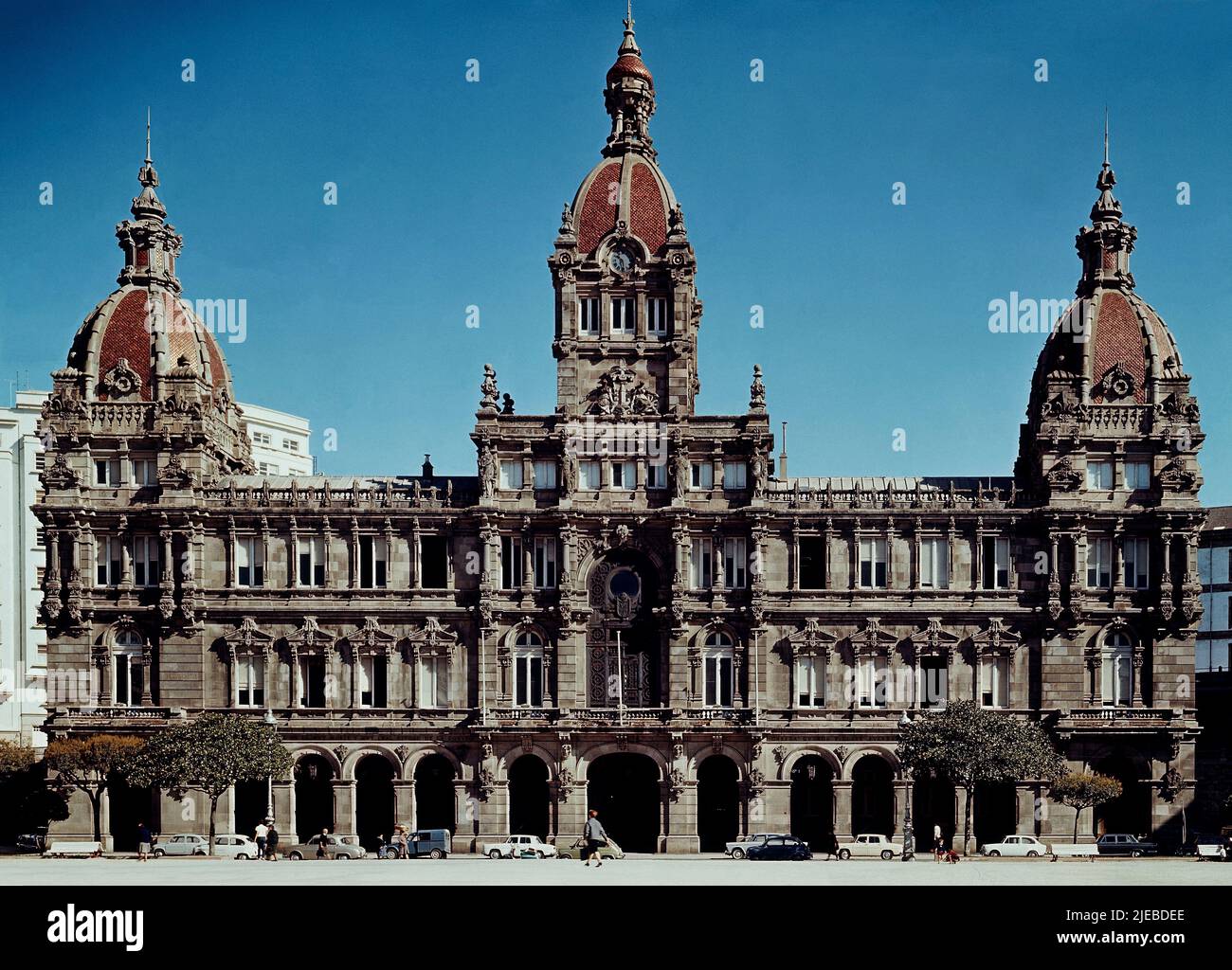 PALACIO MUNICIPAL EN LA PLAZA DE MARIA PITA - 1901/17 - FOTO AÑOS 60. AUTEUR: PEDRO MARIÑO Y ORTEGA (1865-1931). Lieu: AYUNTAMIENTO. LA CORUNA. LA COROGNE. ESPAGNE. Banque D'Images