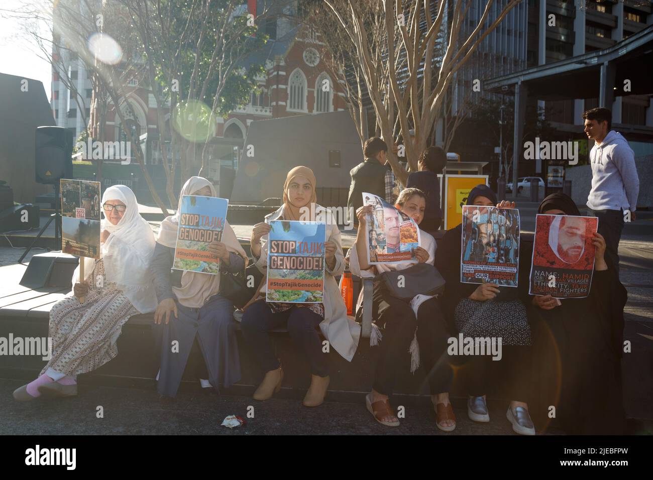 Les manifestants tiennent des pancartes exprimant leur opinion lors du rassemblement sur la place du roi George. Des membres de l'Association de la communauté tadjike du Queensland ont organisé un rassemblement sur la place du roi George à Brisbane pour soutenir les persécutés par les talibans en Afghanistan. Parmi les sujets abordés par les orateurs figuraient la désintégration des droits des femmes dans le pays depuis que les Taliban ont pris le contrôle total en août 2021, les nombreuses victimes de violence, y compris le peuple tadjik, et ce que le gouvernement australien peut faire pour mieux soutenir les réfugiés. Banque D'Images