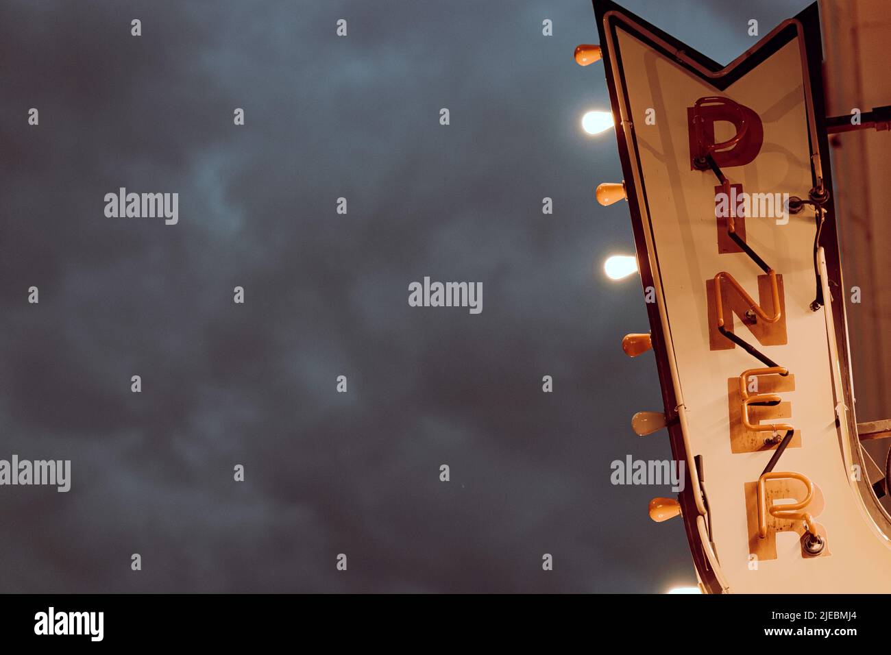 Panneau de style rétro au néon pour dîner la nuit vers 1950s ou 1960s Banque D'Images