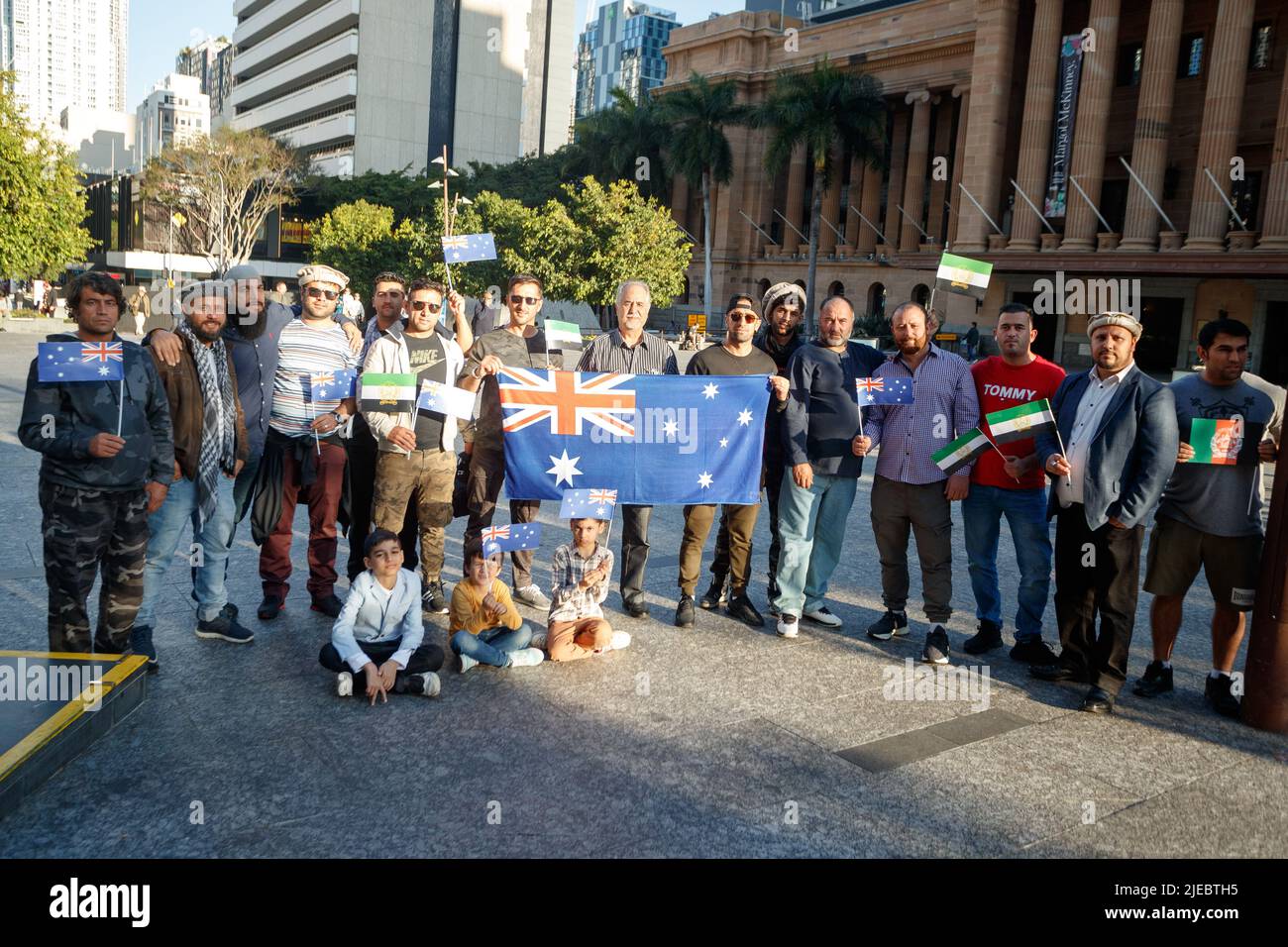 Les manifestants se rassemblent lors du rassemblement sur la place du roi George. Des membres de l'Association de la communauté tadjike du Queensland ont organisé un rassemblement sur la place du roi George à Brisbane pour soutenir les persécutés par les talibans en Afghanistan. Parmi les sujets abordés par les orateurs figuraient la désintégration des droits des femmes dans le pays depuis que les Taliban ont pris le contrôle total en août 2021, les nombreuses victimes de violence, y compris le peuple tadjik, et ce que le gouvernement australien peut faire pour mieux soutenir les réfugiés. (Photo de Joshua Prieto/SOPA Images/Sipa USA) Banque D'Images