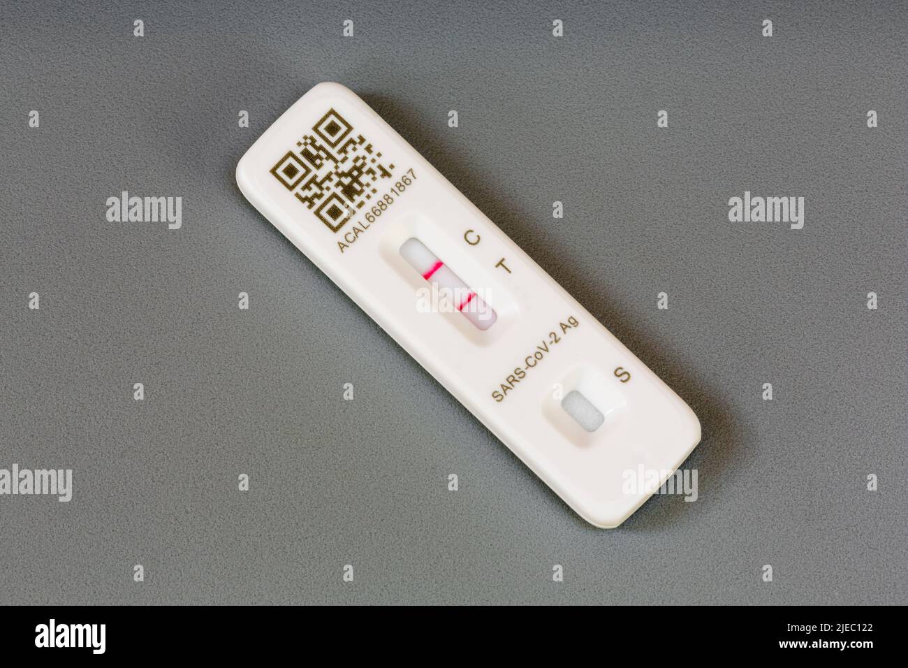 Covid 19, test automatique du virus corona montrant un résultat positif. Banque D'Images
