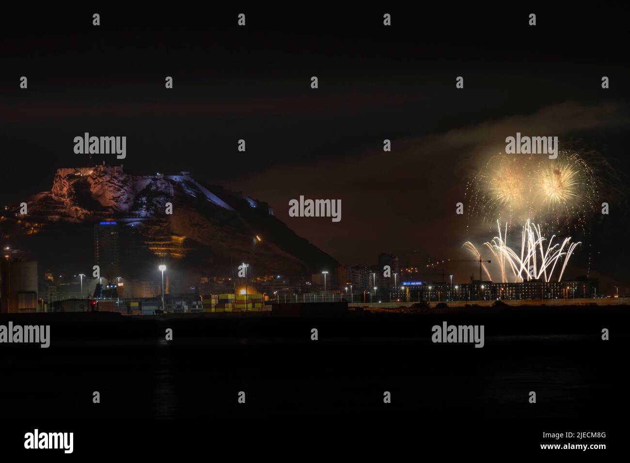 Une longue exposition de photographie, feux d'artifice et le château de Santa Barbara à Alicante, Espagne Banque D'Images