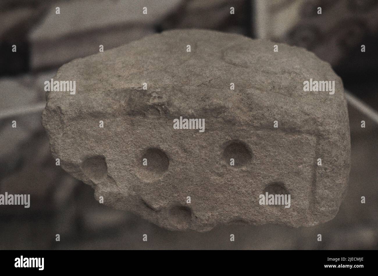 Fragment de pierre. Trouvé à l'extrémité ouest du mur de la terrasse devant les temples mégalithiques de Ggantija. Xaghra, île de Gozo, Malte. Musée d'archéologie de Gozo. Cittadela de Victoria à Gozo. Malte. Banque D'Images