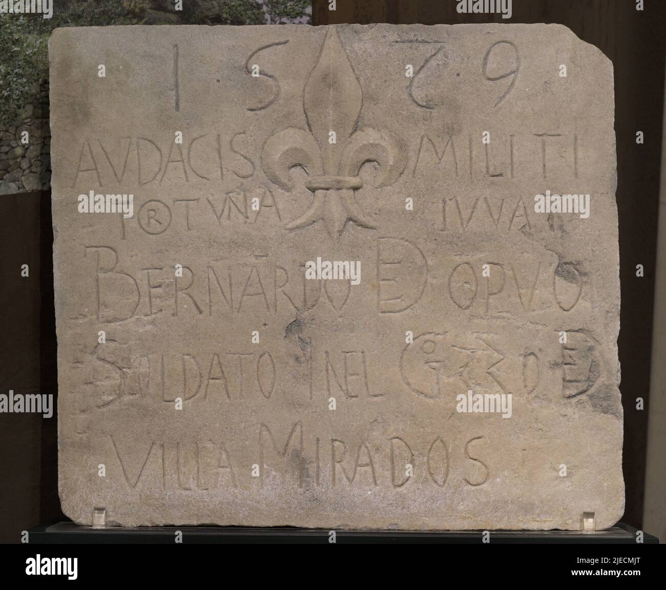 Inscription commémorative en latin et en italien à la mémoire du soldat Bernardo de Opuo, qui, en 1551, lors d'une telle incursion turque majeure, quand tout semblait perdu, préférait tuer sa femme et ses deux filles plutôt que des voir traîner en esclavage comme presque tous les habitants de l'île. Après cela, il est mort en combattant l'ennemi. Traduction: '1579. Fortune favorise le courageux soldat Benardo de Opuo, du soldat Villa Mirados à Gozo. Cette dalle a été placée sur la façade de la maison de Bernardo de Opuo, à l'intérieur de la Citadelle de Victoria (Rabat). Musée d'archéologie de Gozo. Cittadela de Victo Banque D'Images