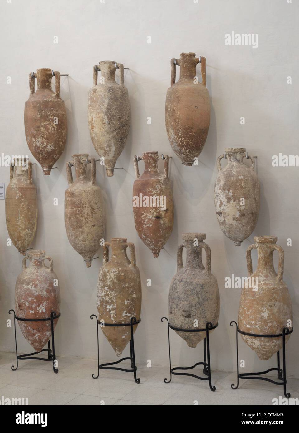 Début de la période romaine. Amphores italiques utilisés pour le transport du vin (vinariae) entre le 2nd et le 1st siècle av. J.-C. Trouvé en 1961 à l'emplacement d'une épave au cours du 2nd siècle avant J.-C., à l'embouchure de la baie de Xlendi, île Gozo. Musée d'archéologie de Gozo. Cittadela de Victoria à Gozo. Malte. Banque D'Images