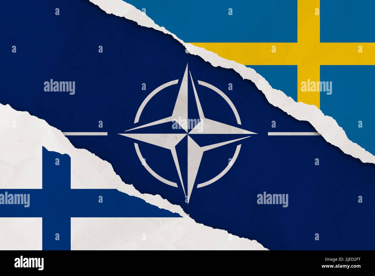 L'OTAN, la Finlande et la Suède ont déchiré le papier grunge arrière-plan. Résumé l'adhésion à l'OTAN, les conflits politiques, la texture du concept de guerre contexte Banque D'Images