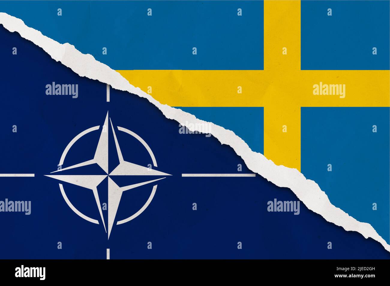 La Suède et le drapeau de l'OTAN ont déchiré le papier grince fond. Résumé adhésion à l'OTAN, politique conflits concept texture fond Banque D'Images