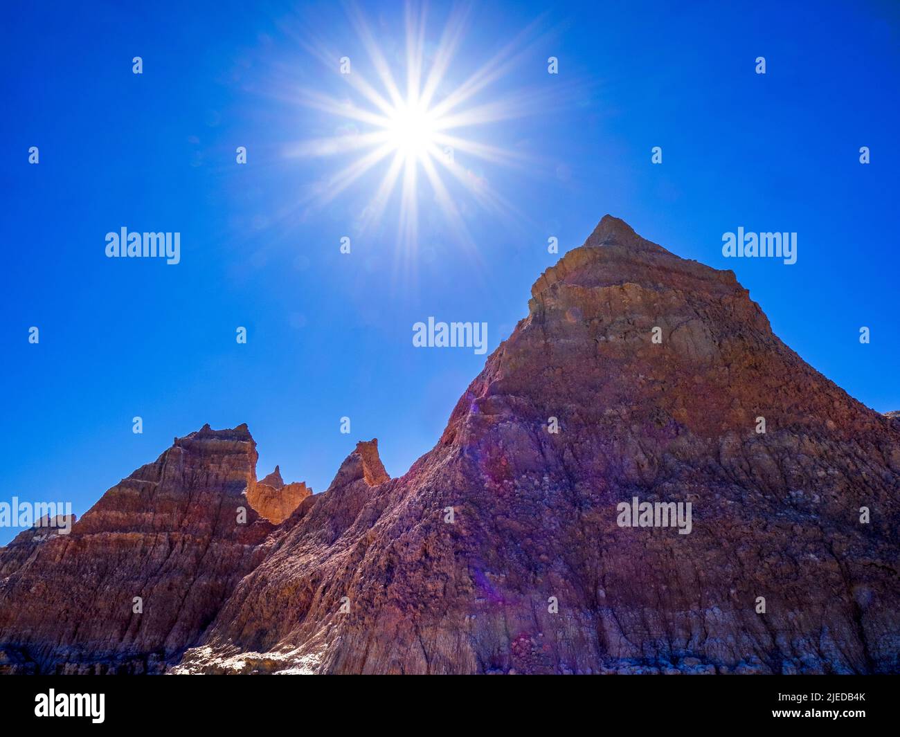 Soleil dans le ciel bleu le long de la piste de la porte dans le parc national de Badlands, dans le Dakota du Sud Banque D'Images