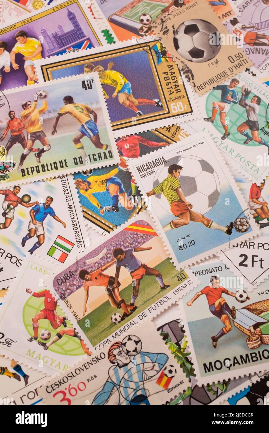 Anciens timbres-poste de divers pays commémorant le sport du soccer, Studio composition, Québec, Canada Banque D'Images