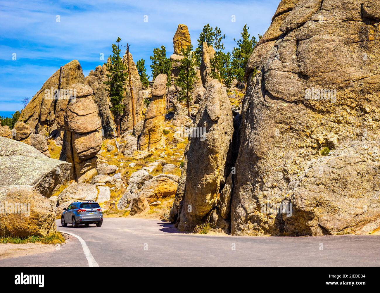 Voitures sur la Needles Highway dans le parc national de Custer, dans les Black Hills du Dakota du Sud des États-Unis Banque D'Images