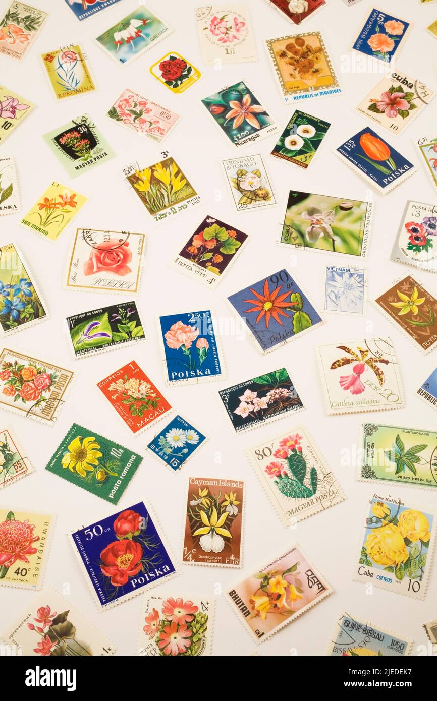 Anciens timbres-poste assortis de divers pays commémorant diverses fleurs. Banque D'Images