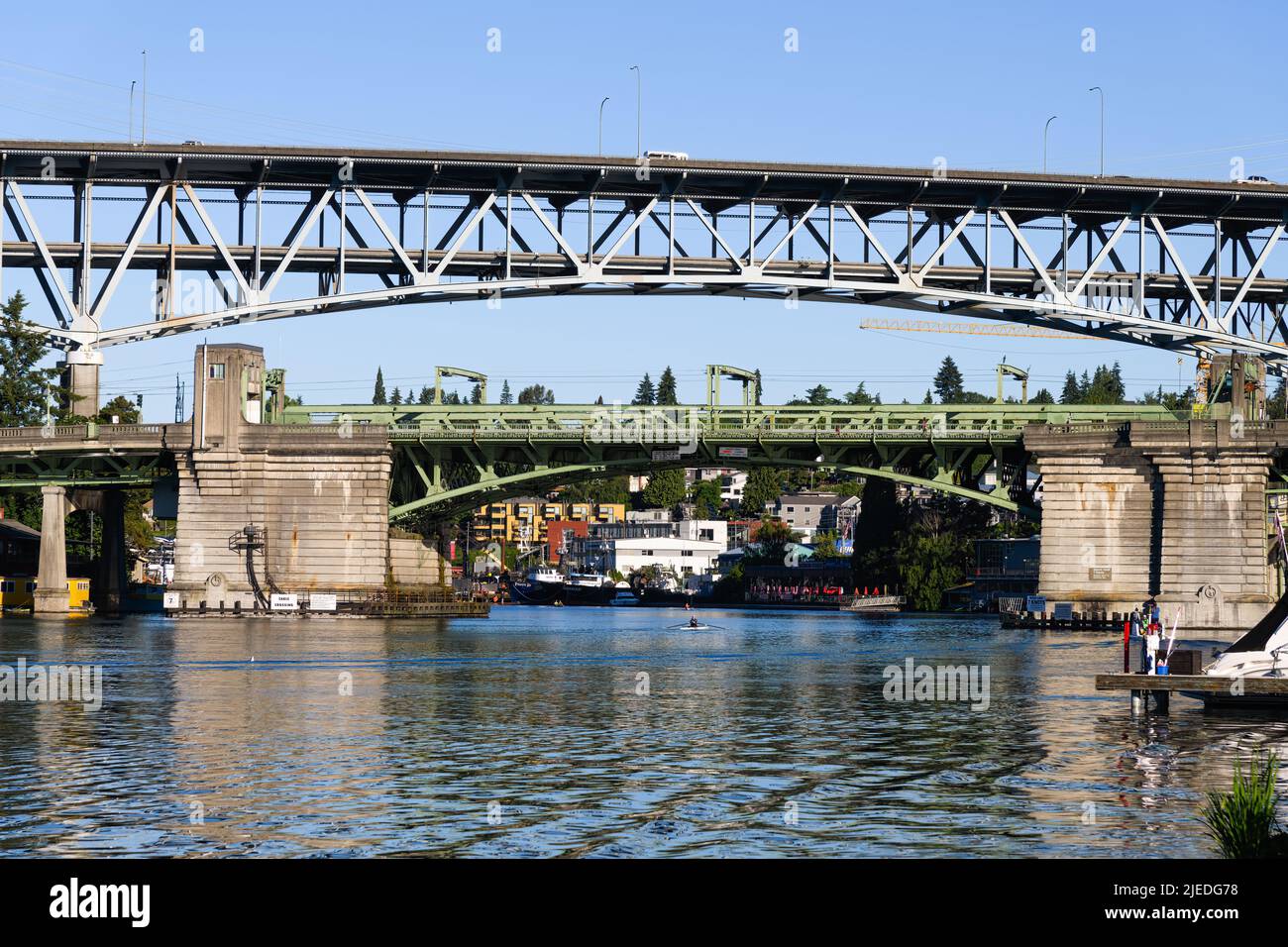 Seattle - 25 juin 2022 ; l'Interstate 5 sur le pont du canal du navire surplombe le pont de l'université de Seattle, le matin d'été d'un ciel bleu Banque D'Images