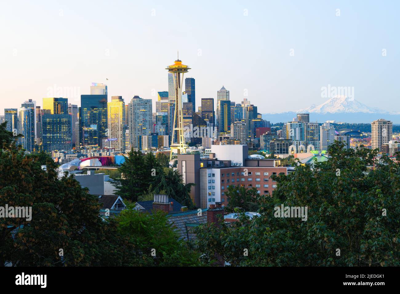 Seattle, Washington, États-Unis - 25 juin 2022 ; la lumière du soleil matinale illumine l'horizon du paysage urbain de Seattle au lever du soleil avec un Mont Rainier éloigné Banque D'Images