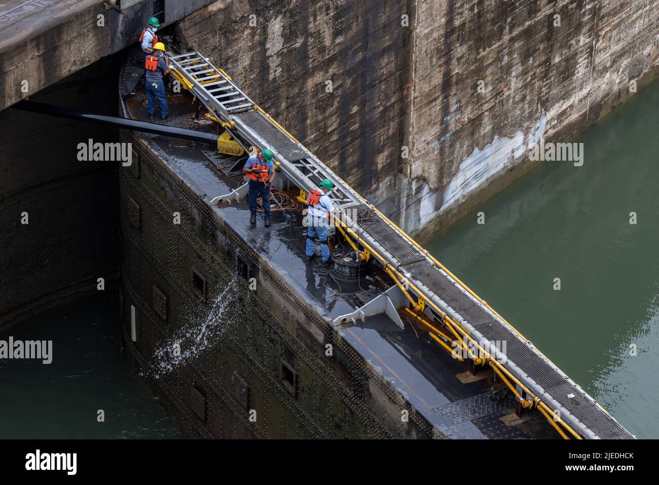Travailleurs dans les écluses de la zone du canal de Panama. Banque D'Images
